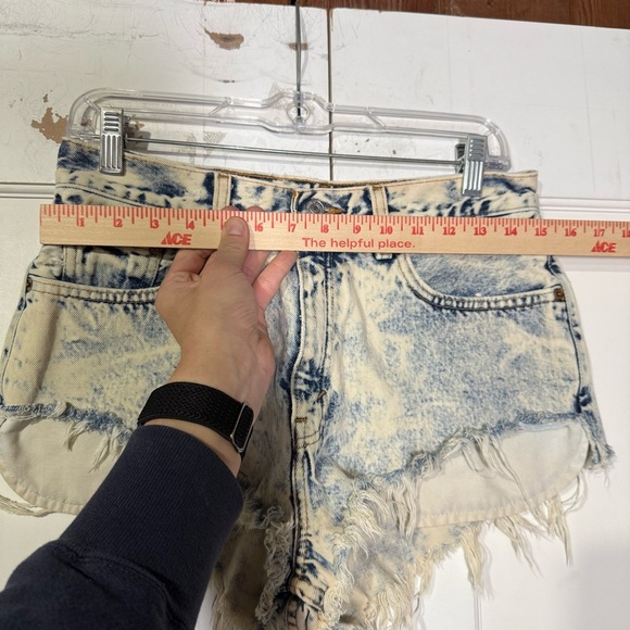 Levi's 560 Loose Fit Cutoff Denim Shorts VINTAGE Size 10 Tie-Dye Blue White - Picture 4 of 9